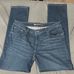 Levi | Demi Curve | 16 / 33